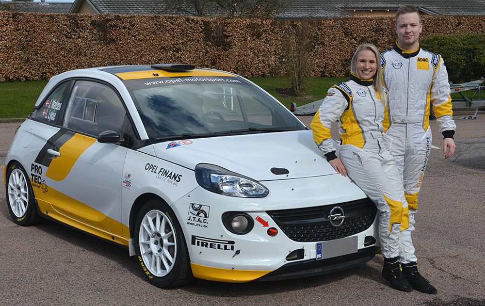 Jacob Madsen og Line Lykke Jensen fører an med deres Opel Adam R2 i den lille 2WD-klasse, men udfordres af Lines kæreste Rasmus Sørensen og Heidi Knudsen og Lines forældre Tage Bo og Anette Lykke Jensen - begge hold i Citroën C2 R2.